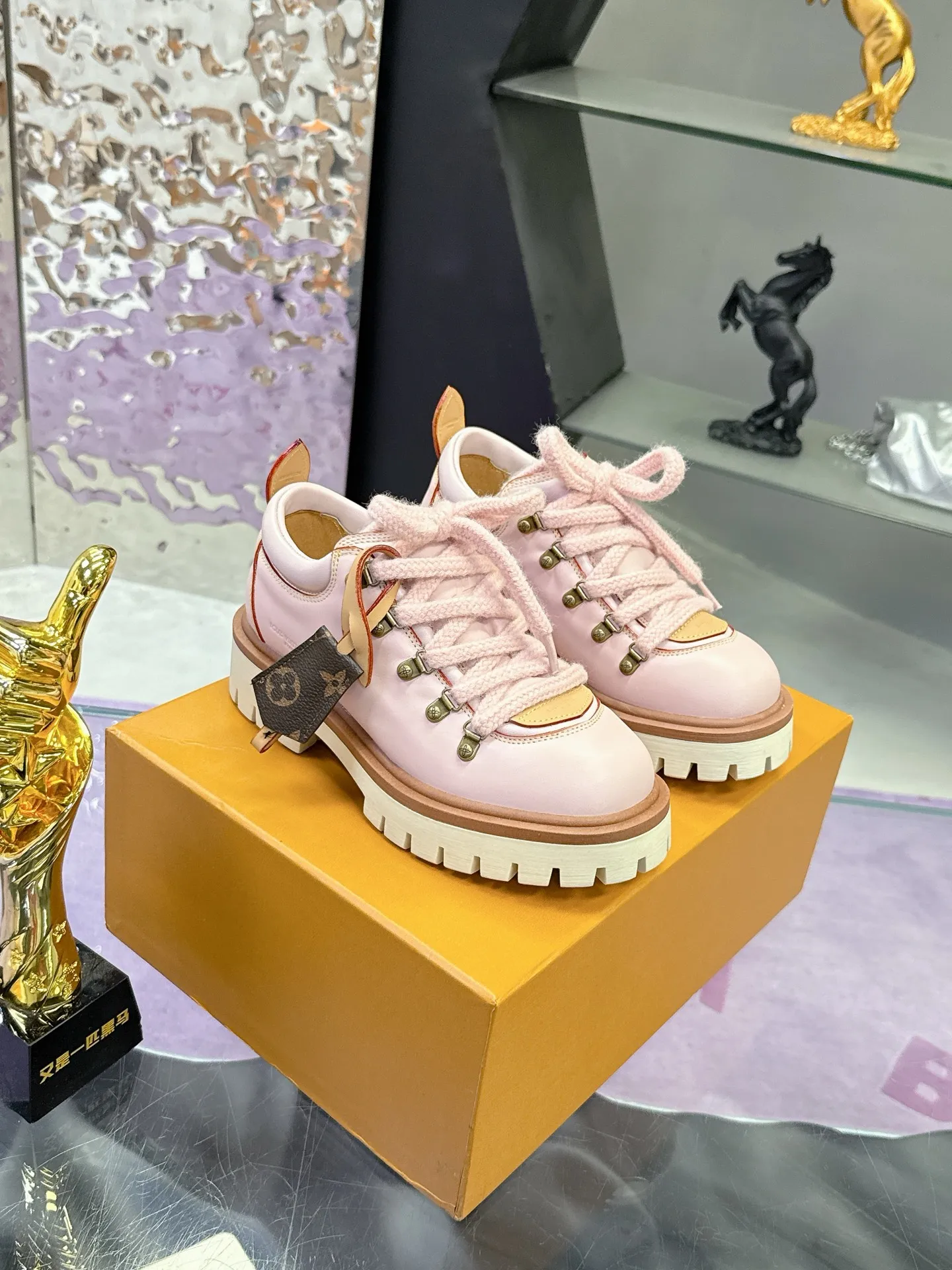 Factory price: 700💰 LV | Louis Vuitton 🧡💚2025 autumn and winter new style, top version ⚠️ The counter features the latest LV REMIX lace-up mountaineering derby shoes, new hard goods 🆕 ❥BS purchasing level! Full of high-end feel! A popular model among bloggers at home and abroad, it’s retro and fashionable, and looks stunning on your feet! Mainly recommended model on the official website★ ▪️Upper: top-quality first-layer cowhide ▪️Inner lining: imported sheepskin ▪️Outsole: original molded T men's shoes 💰U anti-slip outsole ▪️Sole height: 3.5cm ▪️Shoe size: Female 35-41 (41 customized, non-refundable) Male 39-45 (46 customized, non-refundable)